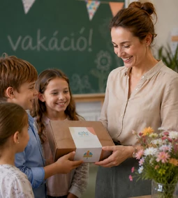 Év végi ajándék tanárnőnek, óvónéniknek: mit adjunk annak, aki egész évben a gyerekeinkre vigyázott?
